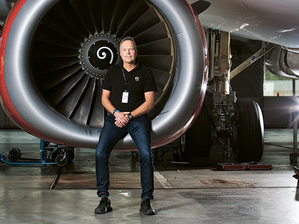 Jan-Erik Vaagan sitter framför en flygplanspropell | Coor